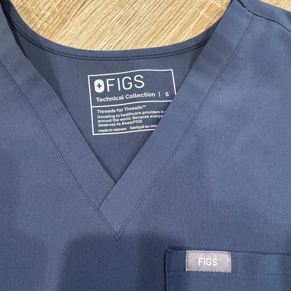 Figs scrub top navy